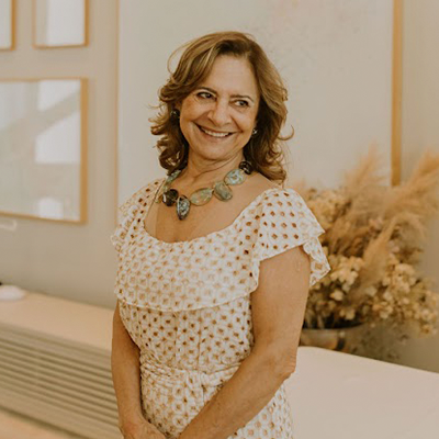 Guardiã do lar, esposa, casada há 47 anos, mãe de 3 filhos e avó de 4 netos, Graduada em Ciências Sociais.