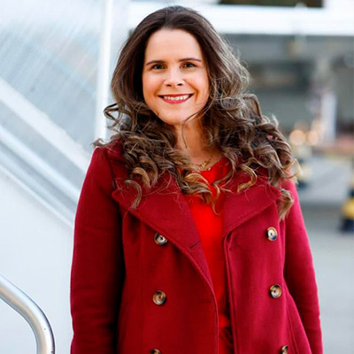Guardiã do lar, esposa, casada há 14 anos e mãe de 2 filhas, escritora do livro "Sê tu forte e corajosa", conselheira espiritual de mulheres.