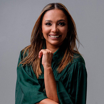 Guardiã do lar, esposa, casada há 12 anos e mãe de 2 filhos, empresária, escritora e palestrante, fundadora da Blessed Idiomas.