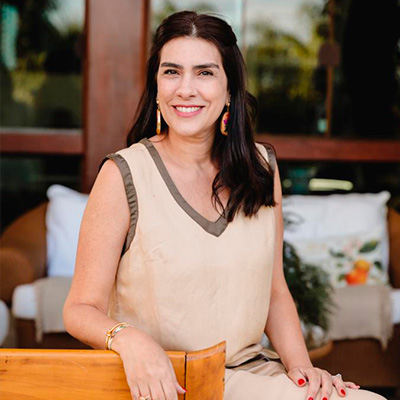 Guardiã do lar, esposa, casada há 24 anos e mãe de 2 filhos, empresária, líder de célula na Igreja Batista Central.