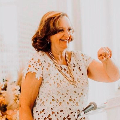 Guardiã do lar, esposa, casada, mãe de 3 filhos e avó de 6 netos, Servidora Pública Federal aposentada, Bacharel em Letras.