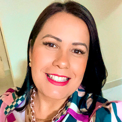 Guardiã do lar, esposa, casada há 23 anos e mãe de 2 filhos, Administradora, Empreendedodora, Comunidade Mulheres Reais Connect.