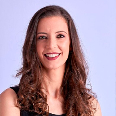 Guardiã do lar, esposa, casada há 13 anos e mãe de 2 filhos, Personal Organizer, Arquiteta Especialista em Marcenaria Inteligente.