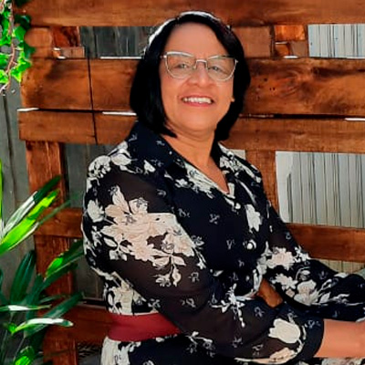 Guardiã do lar, esposa, casada há 41 anos, mãe de 3 filhos e avó de 5 netos, conselheira de casais.