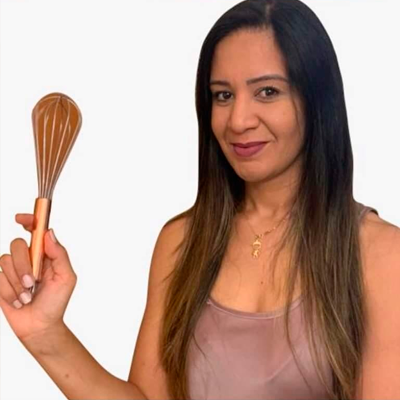 Guardiã do lar, esposa, casada há 13 anos e mãe de 1 filho, Professora de Confeitaria, Digital Influencer.