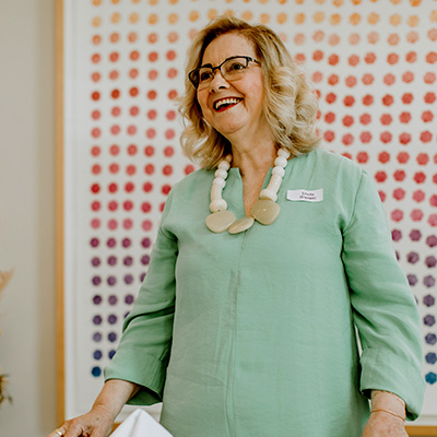Guardiã do lar, esposa, casada há 44 anos, mãe de 2 filhos, Mentora de mulheres há mais de 20 anos, ministrante de curso de etiqueta e culinária.